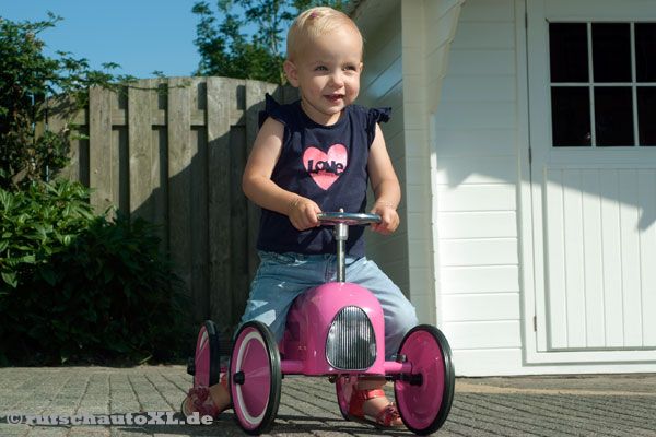 Mit Kunststoff Sitz und lenkbaren, gummierten Rädern.