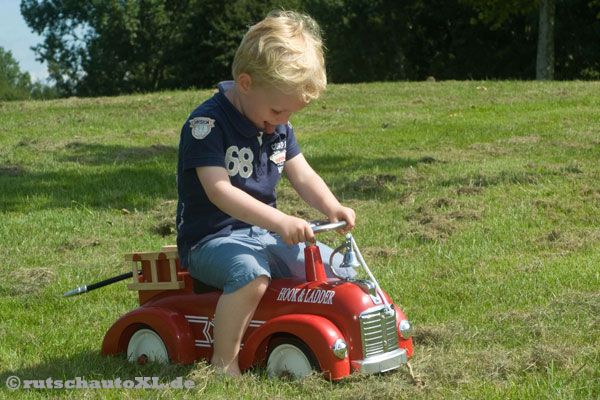 Das Rutschauto hat Metallräder mit Gummierung.