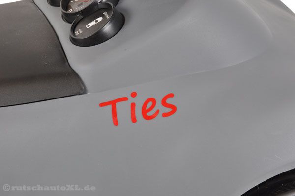 Das Rutschauto ganz individuell gestalten, mit Namenssticker.