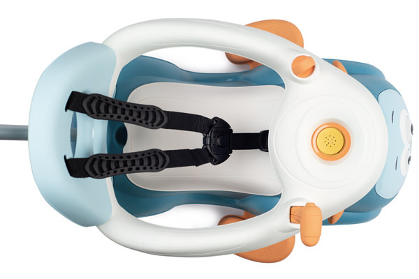 Mit Sicherheitsbügel und -gurt