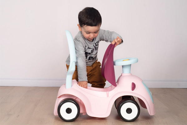 Mit Stauraum unter dem Sitz