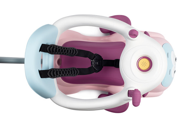 Mit Sicherheitsbügel und -gurt